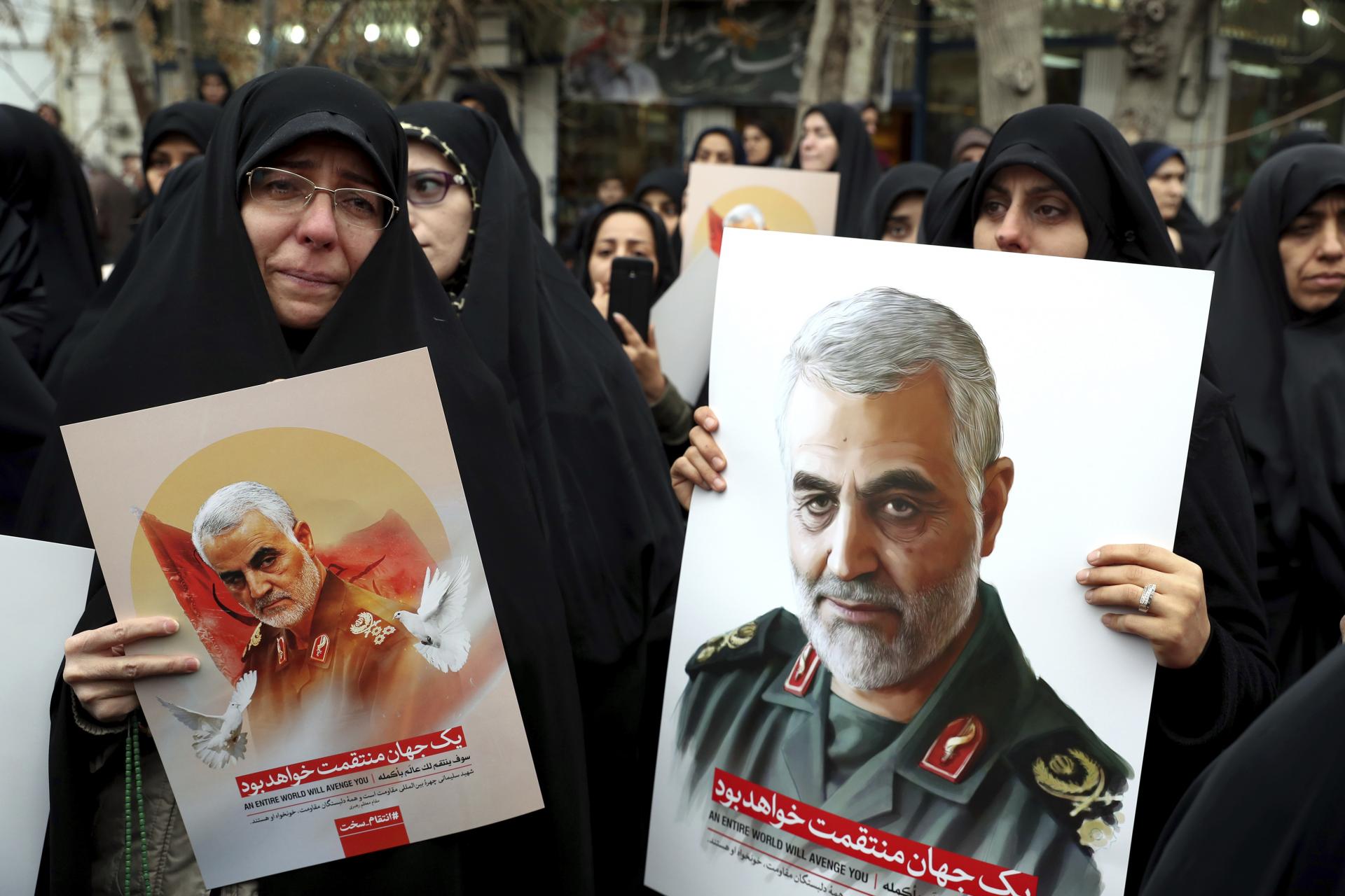 4. január 2020 Teherán, Irán: Demonštranti držia plagáty s portrétmi generála Kásima Sulejmáního, počas smútočného pochodu v iránskom hlavnom meste. Vplyvného Iránca zabili Američania raketou z dronu na letisku pri irackom Bagdade.