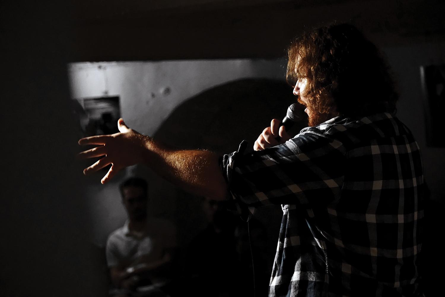 Andrej je veľmi úspešný rozprávač na podujatiach slam poetry aj mítingoch.