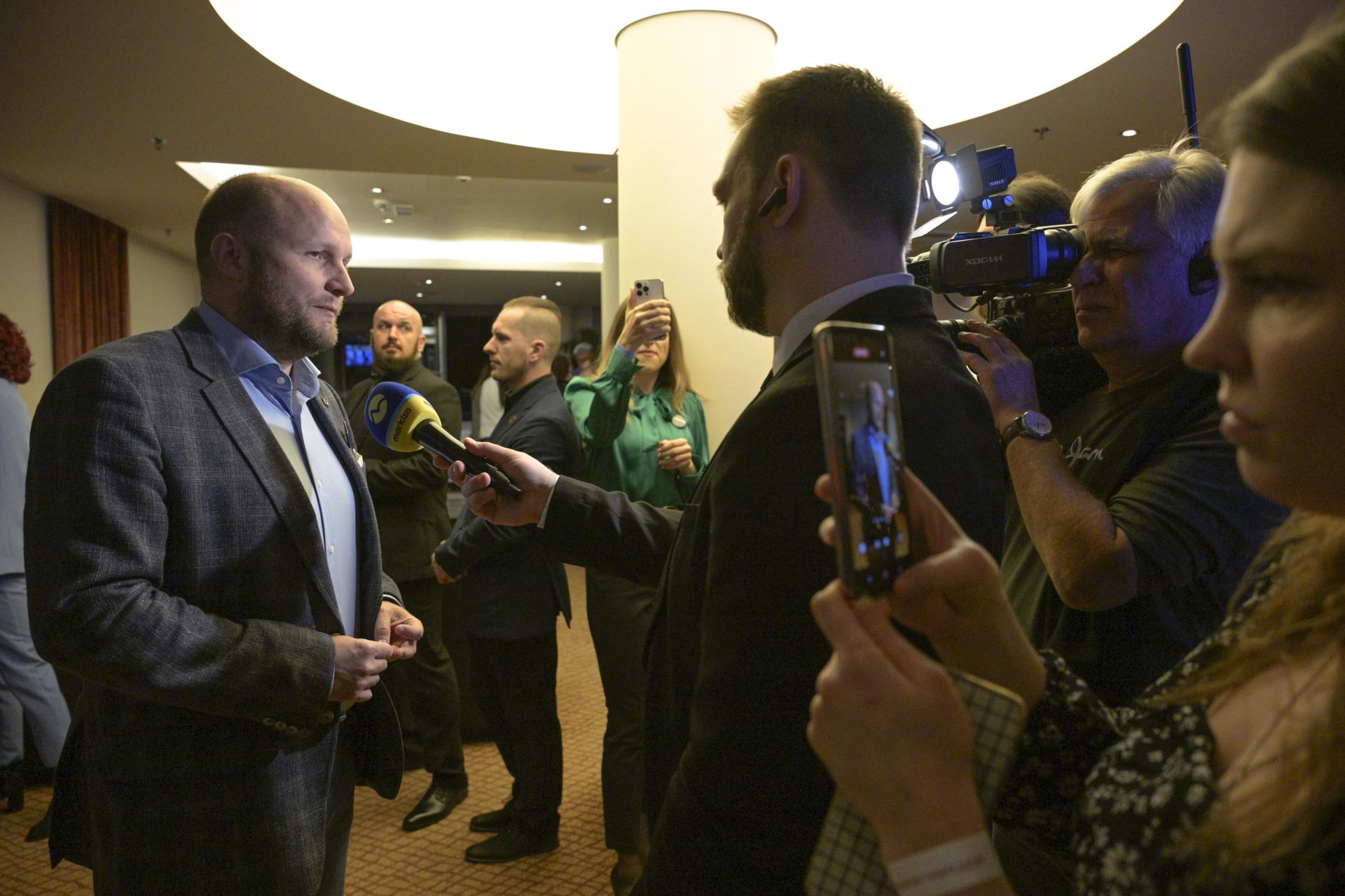 Jaroslav Naď počas volebnej noci kandidáta na prezidenta Ivana Korčoka v hoteli Falkensteiner