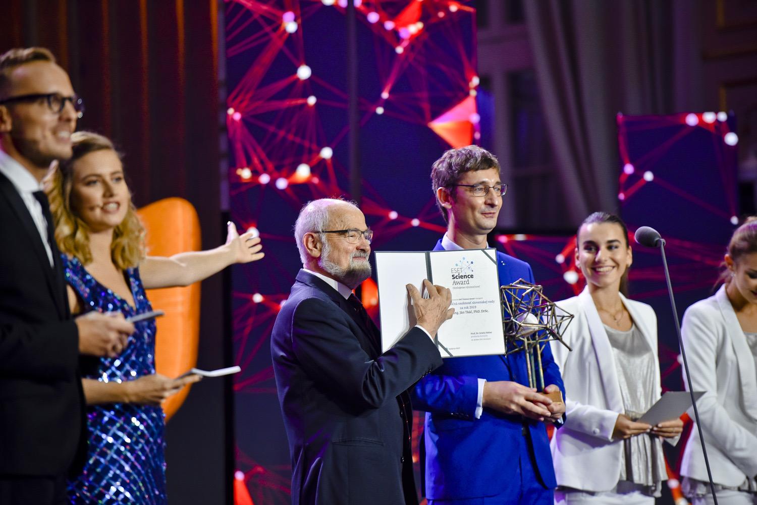 Laureátom kategórie Výnimočná osobnosť slovenskej vedy sa stal Ján Tkáč z Chemického ústavu Slovenskej akadémie vied. Venuje sa výskumu včasnej diagnostiky rakoviny prostaty.