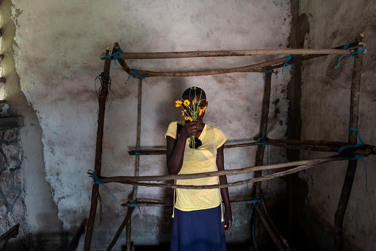 Marina, 16 rokov: „Na ceste do školy ma oslovil kamarát a zobral ma k nemu domov, kde mi ponúkol pohár mlieka. Boli v ňom uspávacie lieky. Pamätám si len, že v miestnosti boli ďalší traja muži. Prebrala som sa v strašných bolestiach a zistila, že som prišla o panenstvo.“