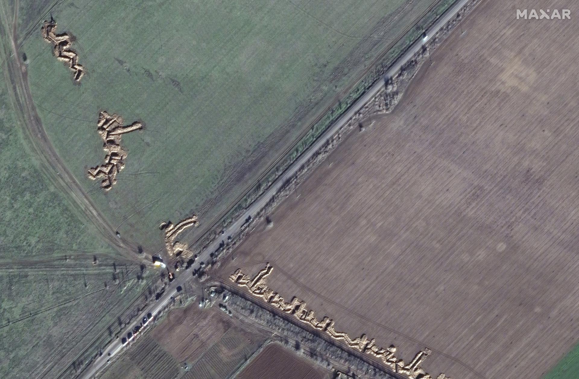 Satelitné snímky odhaľujú nové opevnenia, ktoré vznikajú na Kryme pre obavy z ukrajinskej protiofenzívy.