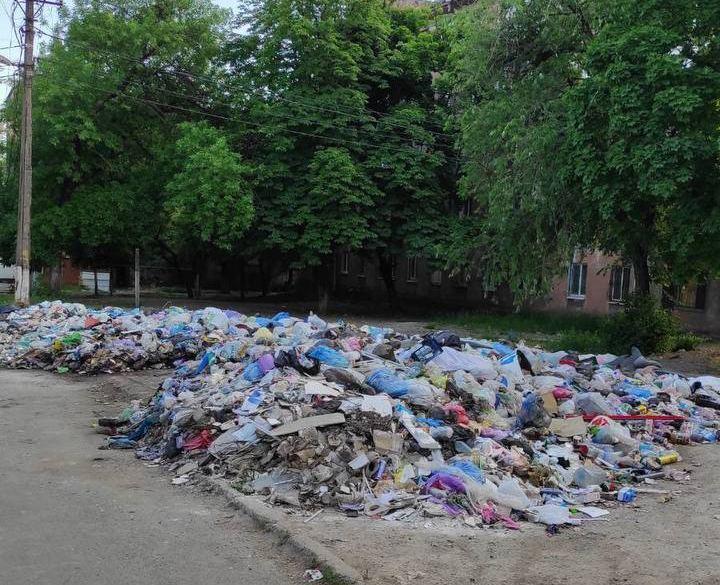 Hromadiace sa odpadky v Mariupole