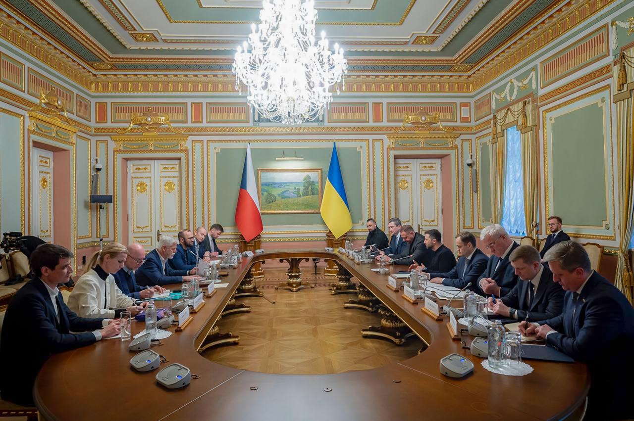 Ukrajinský prezident Volodymyr Zelenskyj (uprostred vpravo) a prezident Českej republiky Petr Pavel (uprostred vľavo) počas stretnutia v Kyjeve v piatok 21. marca 2025.