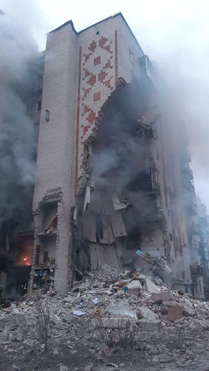 Zničená 9-poschodová budova, Lyman, Donecká oblasť (1).