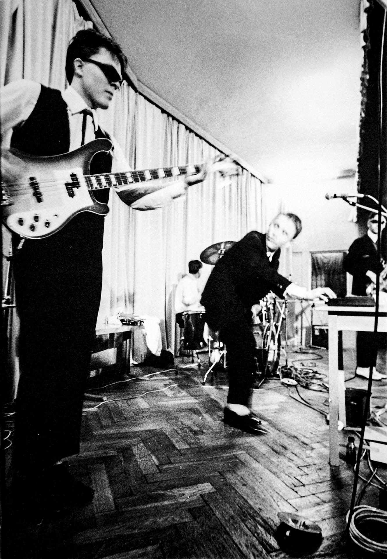 Rok 1986 Bratislava: Bez ladu a skladu na internáte Mladá Garda, ktorý poskytoval azyl nezávislej hudobnej scéne.