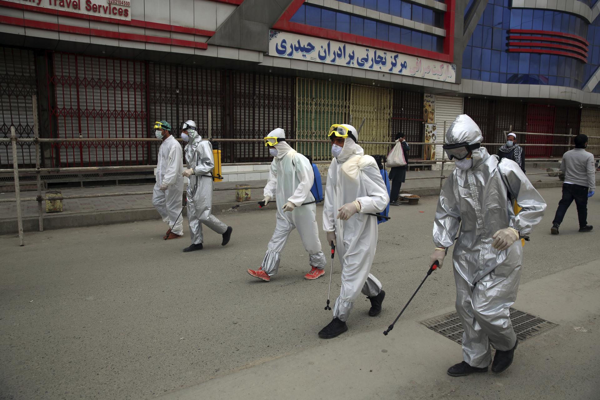 29. marec 2020 Kábul, Afganistan: Dobrovoľníci dezinfikujú ulice dvojmiliónového hlavného mesta Afganistanu v snahu udržať nákazu koronavírusom na uzde. Afganistan hlási 120 potvrdených prípadov nákazy.