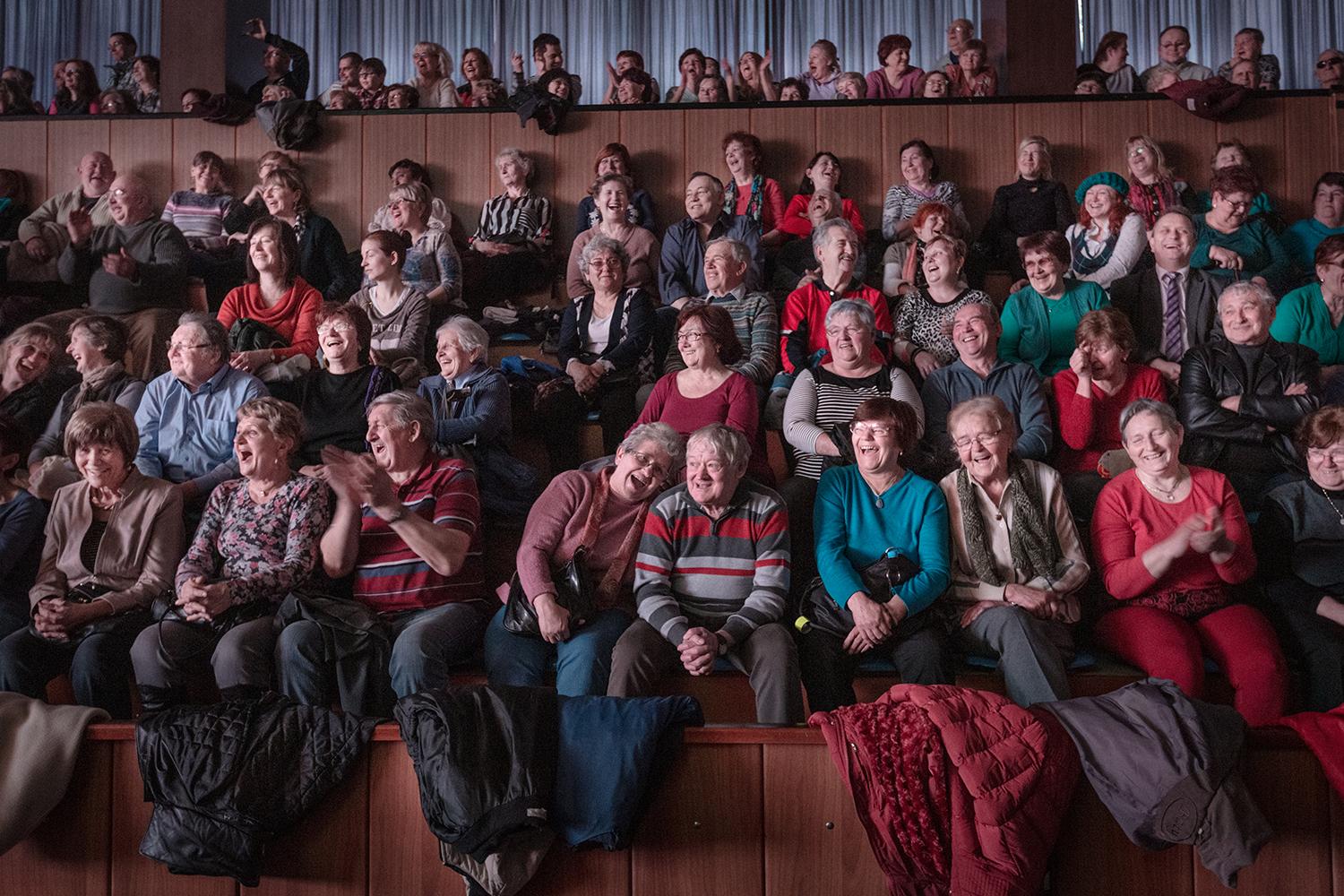 Boris Németh: Oslavy MDŽ, ktoré organizuje politická strana Smer. Dôchodkyne tlieskajú Robertovi Ficovi. Trnava, 10. marca 2015. Z cyklu Bratislava – Košice a späť.