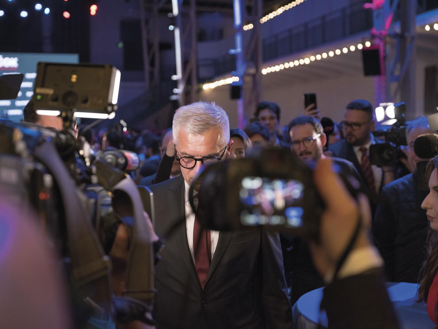 6. apríl 2024, Bratislava: Ivan Korčok s novinármi v Starej tržnici, kde mal hlavný volebný stan. Po prvom kole bola nádej na jeho zvolenie pomerne vysoká. Realita však bola nakoniec iná.