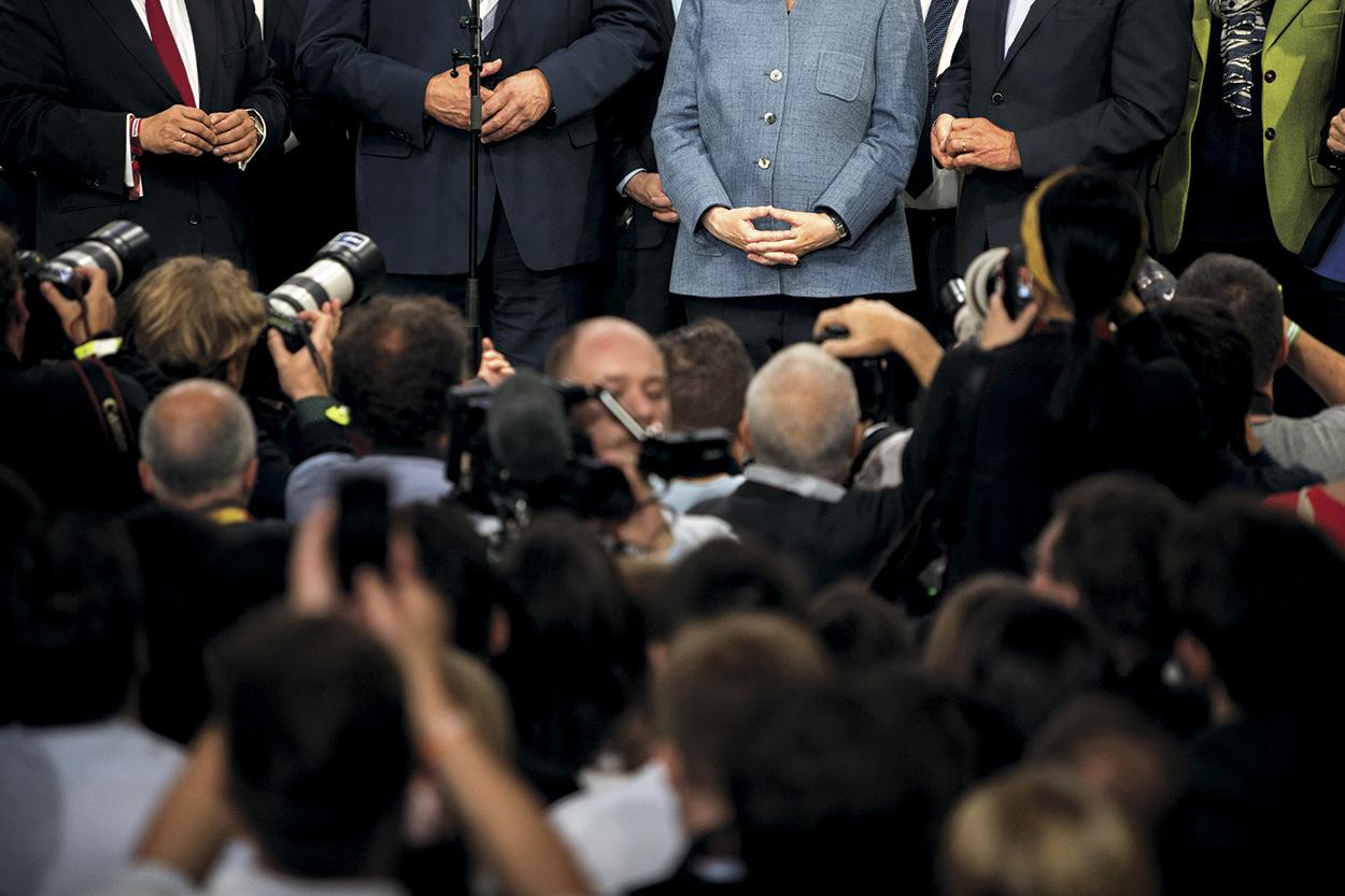 24. september Berlín, Nemecko: Kancelárka a šéfka CDU Angela Merkel počas volebnej noci v sídle strany Domu Konrada Adenauera v Berlíne.