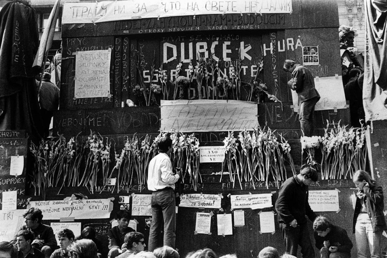 Rok 1968, Praha: Protestné plagáty na podstavci sochy Svätého Václava na Václavskom námestí. 