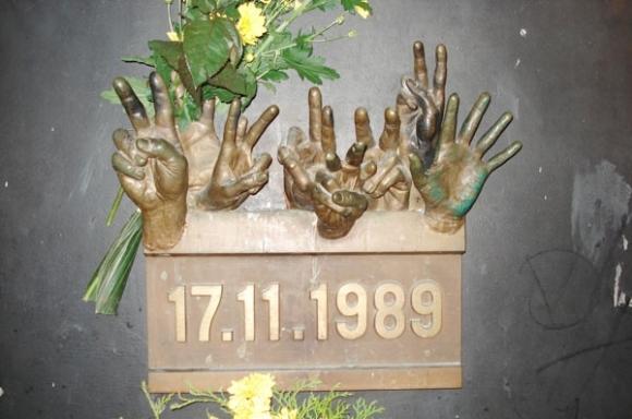 Pamätná tabuľa na Národní tříde Prahe.