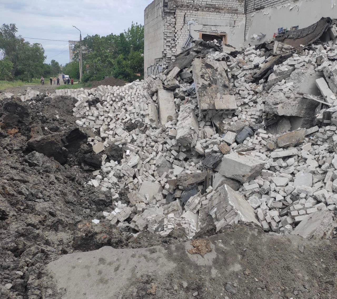 Úplne zničené kino a jeho blízke okolie, mesto Lysyčansk.