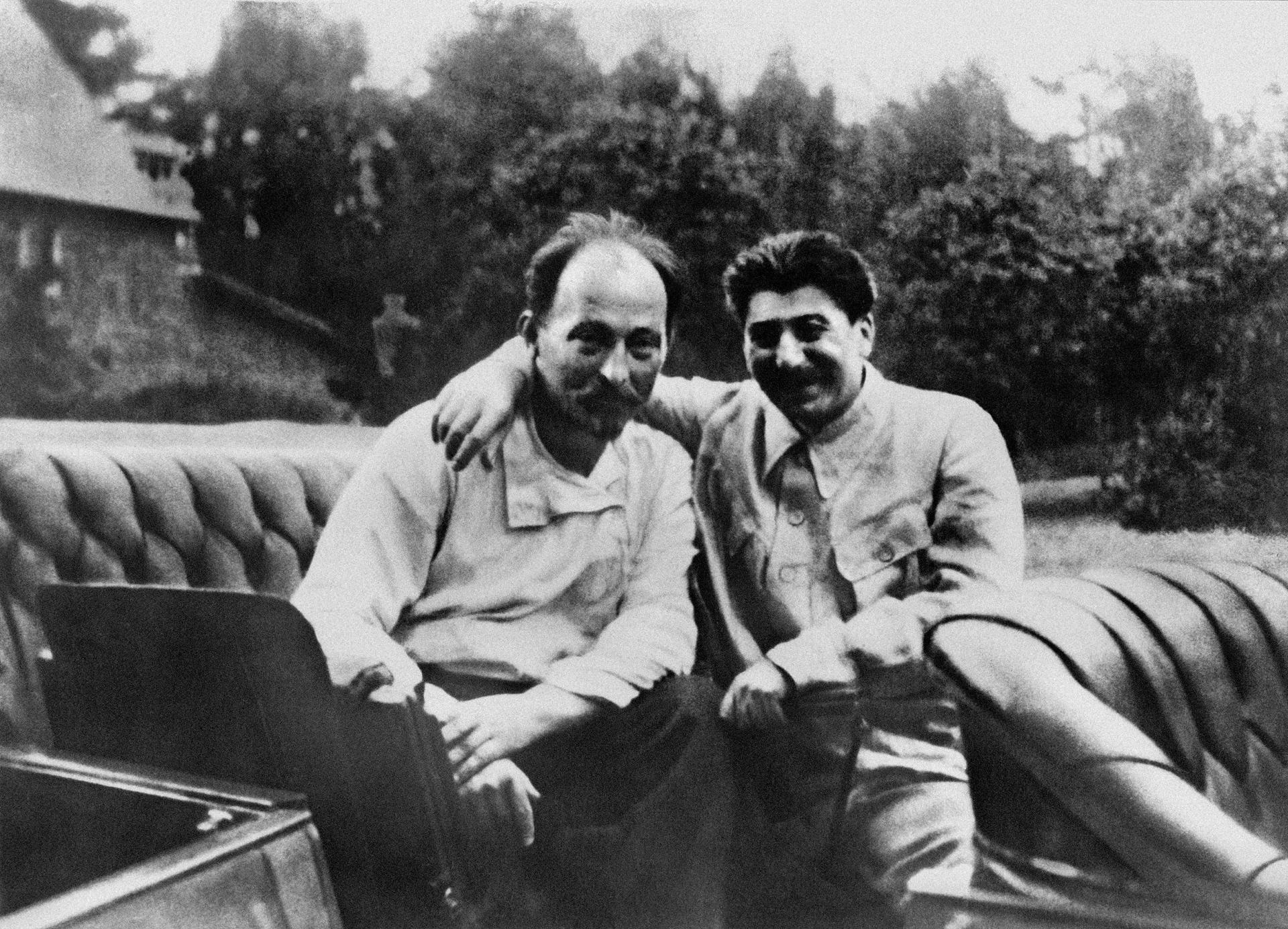 Jozef Vissarionovič Stalin ešte ako generálny tajomník boľševickej Komunistickej strany a Felix Edmundovič Dzeržinskij, minister vnútra a veliteľ takzvanej Čeky, Všeruskej mimoriadnej komisie pre boj s kontrarevolúciou a sabotážou.
