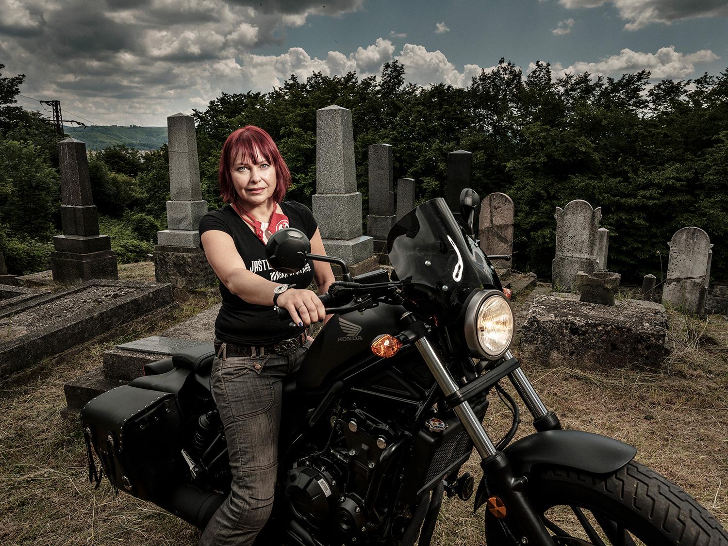 Na štýlovej čiernej motorke pripomína super- hrdinku z akčného filmu.