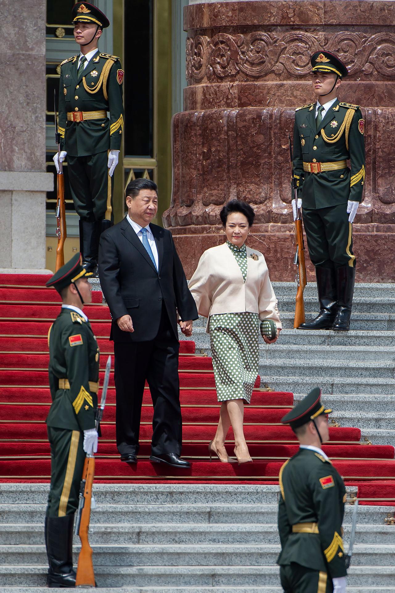 14. máj 2019 Peking, Čína: Čínsky prezident Si Ťin-pching kráča aj s manželkou Pcheng Li-juan privítať gréckeho prezidenta. Najmocnejší muž súčasnej Číny môže od vlaňajšej zmeny ústavy vládnuť prakticky neobmedzene.