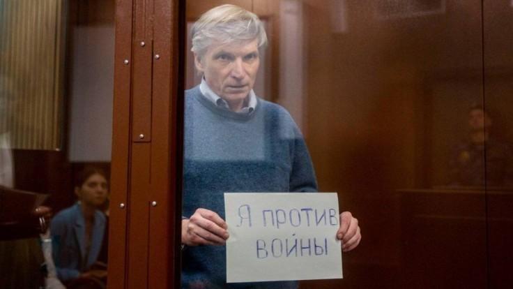 Gorinov sa na súde objavil s plagátom s otázkou: Ešte stále potrebujete vojnu? 8.7 2022.