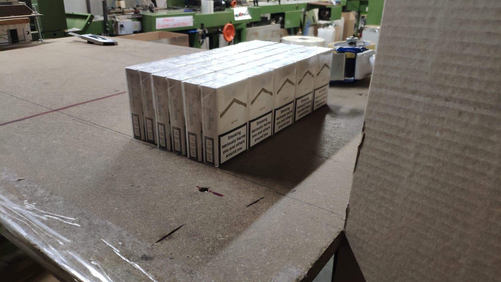 9. október 2019 Veľké Kostolany, Slovensko: Vo Veľkých Kostolanoch colníci zadržali 45 ľudí, konkrétne Moldavcov, Rumunov a Ukrajincov a objavili tri výrobné linky na cigarety. 