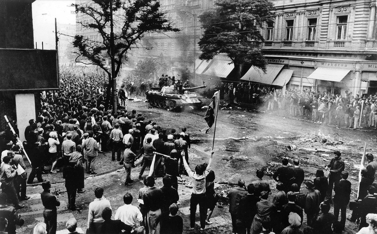 August 1968 Praha, ČSSR: Obyvatelia pokrikujú na okupačné jednotky „Fašisti!“ a „Rusi, choďte domov!“.