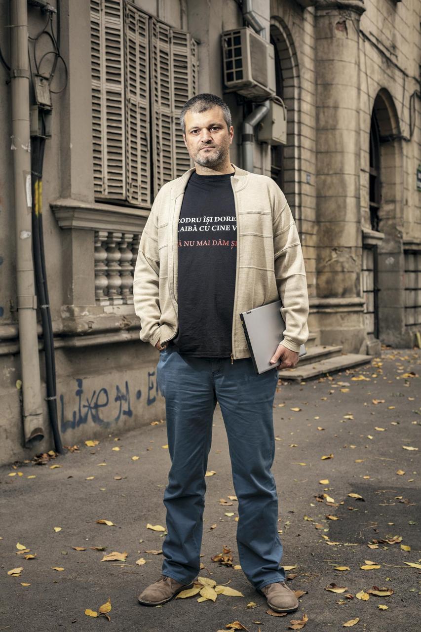 Codru Vrabie z organizácie Funky Citizens stojí za webom Trh úplatkov, kde ľudia zaznamenávajú, kde a v akej výške od nich chceli úplatok.