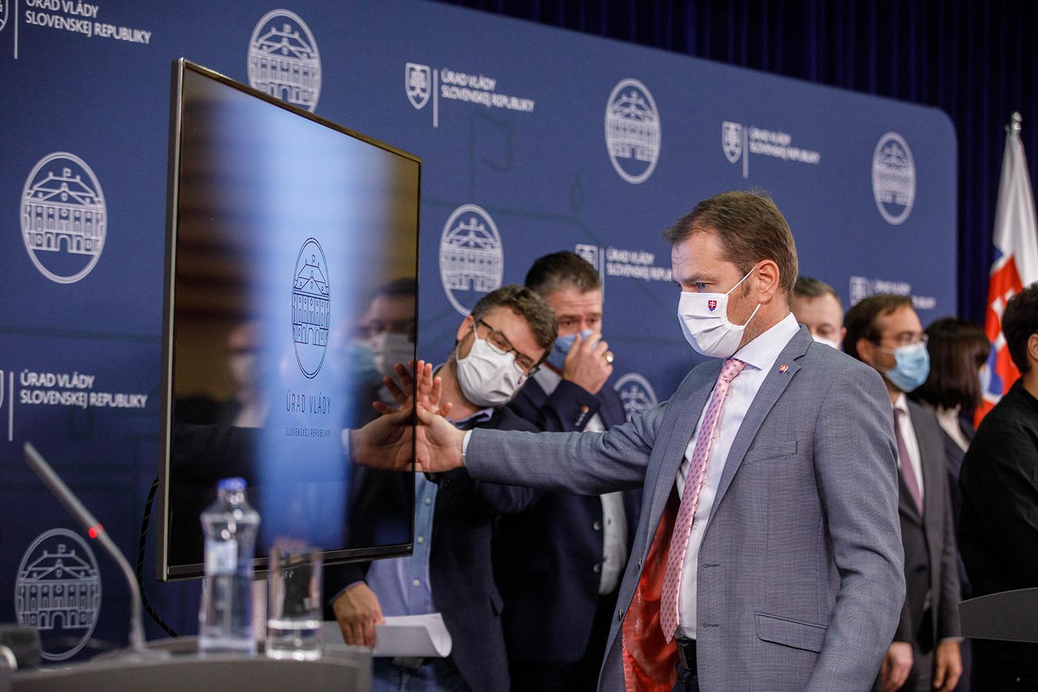 22. október Bratislava: Predseda vlády Igor Matovič po zasadnutí krízového štábu o postupe boja proti covid-19. Jeho konanie sa často rozchádza s poznatkami slovenskej vedeckej obce. 