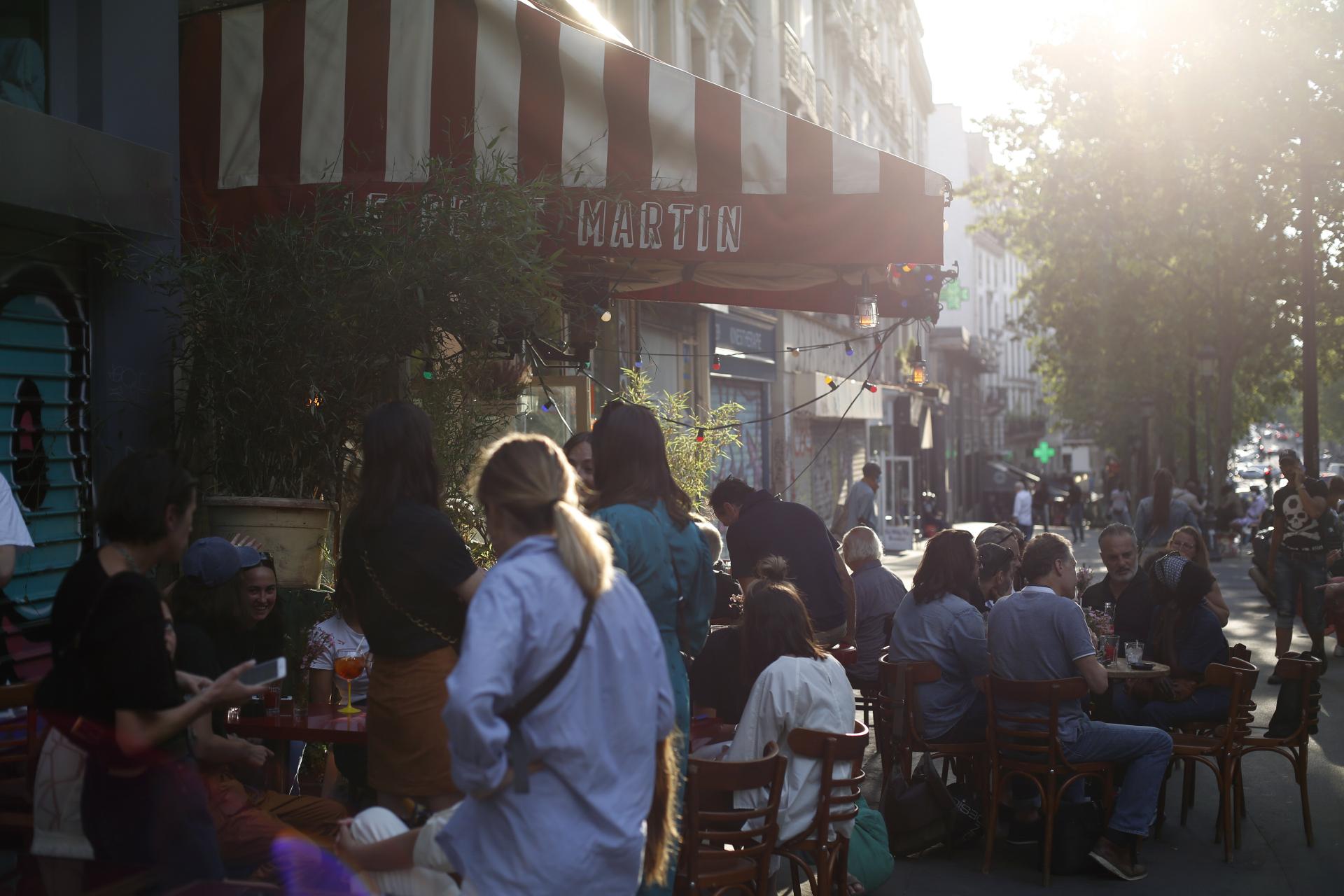 Obyvatelia Paríža si v utorok konečne užívali spoločné stretnutia v kaviarňach, baroch a reštauráciách.