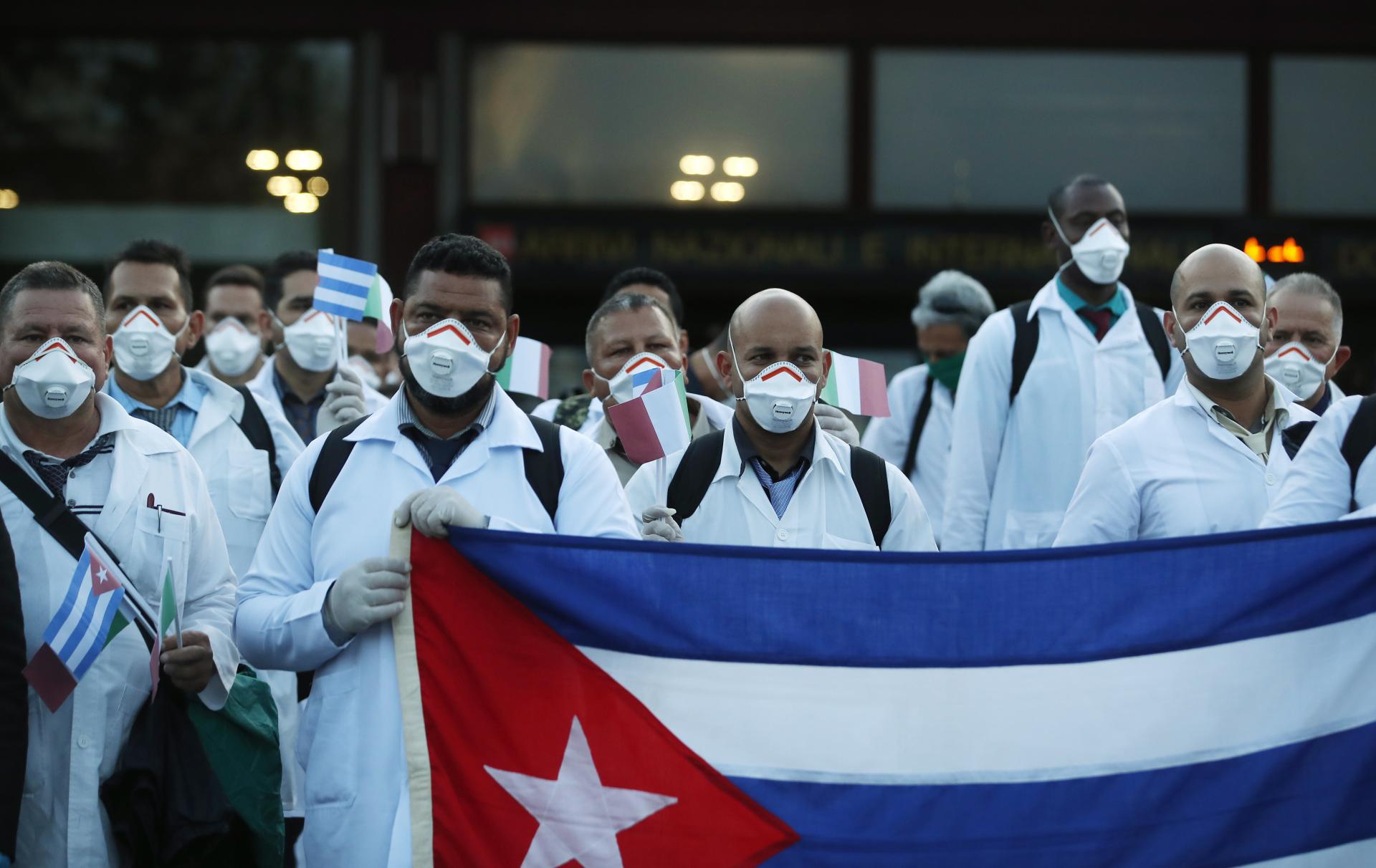 22. marec 2020 Miláno, Taliansko: Tím kubánskych lekárov a ošetrovateľov pri svojom príchode do Talianska. Prišli pomáhať miestnym zdravotníkom bojovať proti rozsiahlej nákaze koronavírusom.