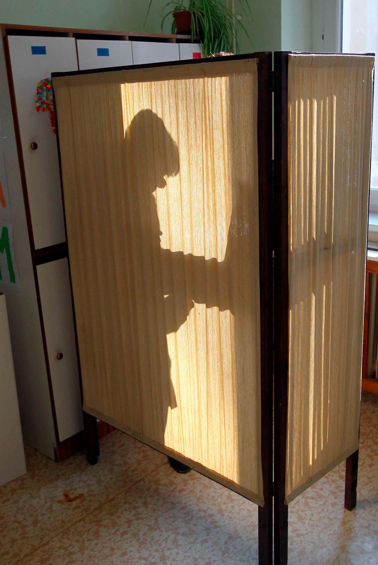 10. marec 2012 Šamorín: Volič vo voľbách do Národnej rady Slovenskej republiky, v ktorých Most-Híd získal takmer sedem percent. SMK sa do parlamentu nedostala už druhýkrát za sebou, a ani o štyri roky sa jej to nepodarilo.