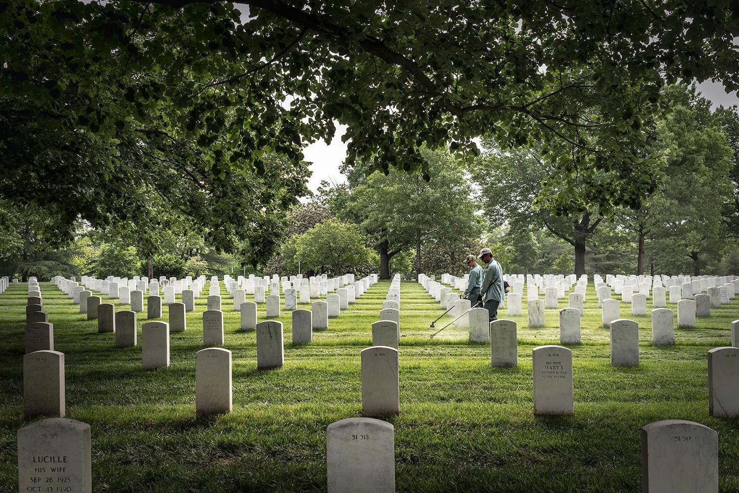 Arlingtonský národný cintorín pri rieke Potomac v nedeľu ráno. Hukot kosačiek sa mieša so smutnými tónmi vojenskej trúbky.