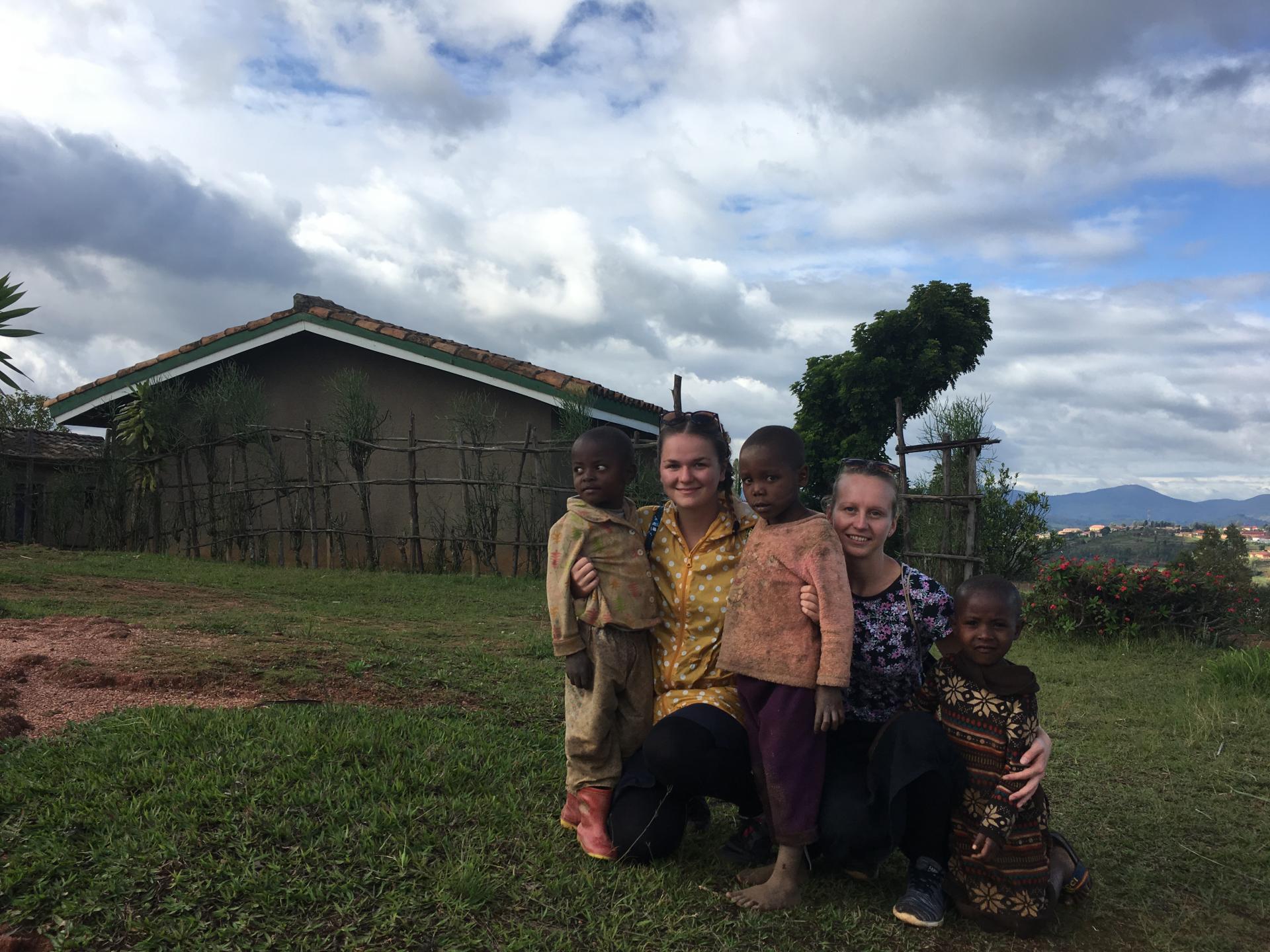 Dobrovoľníčky Petra a Andrea s deťmi.