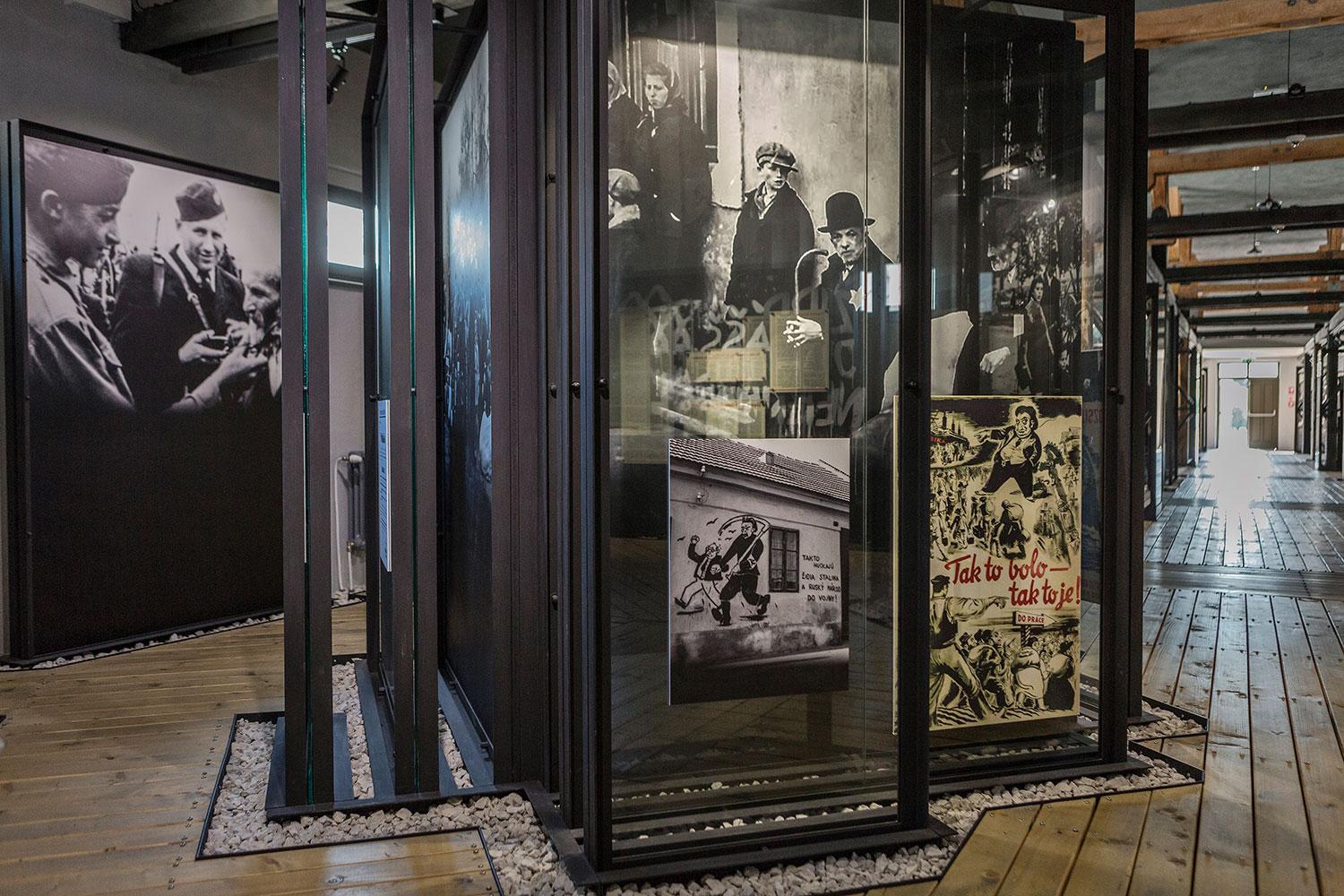 Expozícia Múzea holokaustu v Seredi je inštalovaná v bývalých kasárňach, ktoré za druhej svetovej vojny slúžili ako baraky na sústreďovanie židovského obyvateľstva. Ich kapacita bola 1 200 ľudí. Nacisti ich tam natlačili až 6 000.