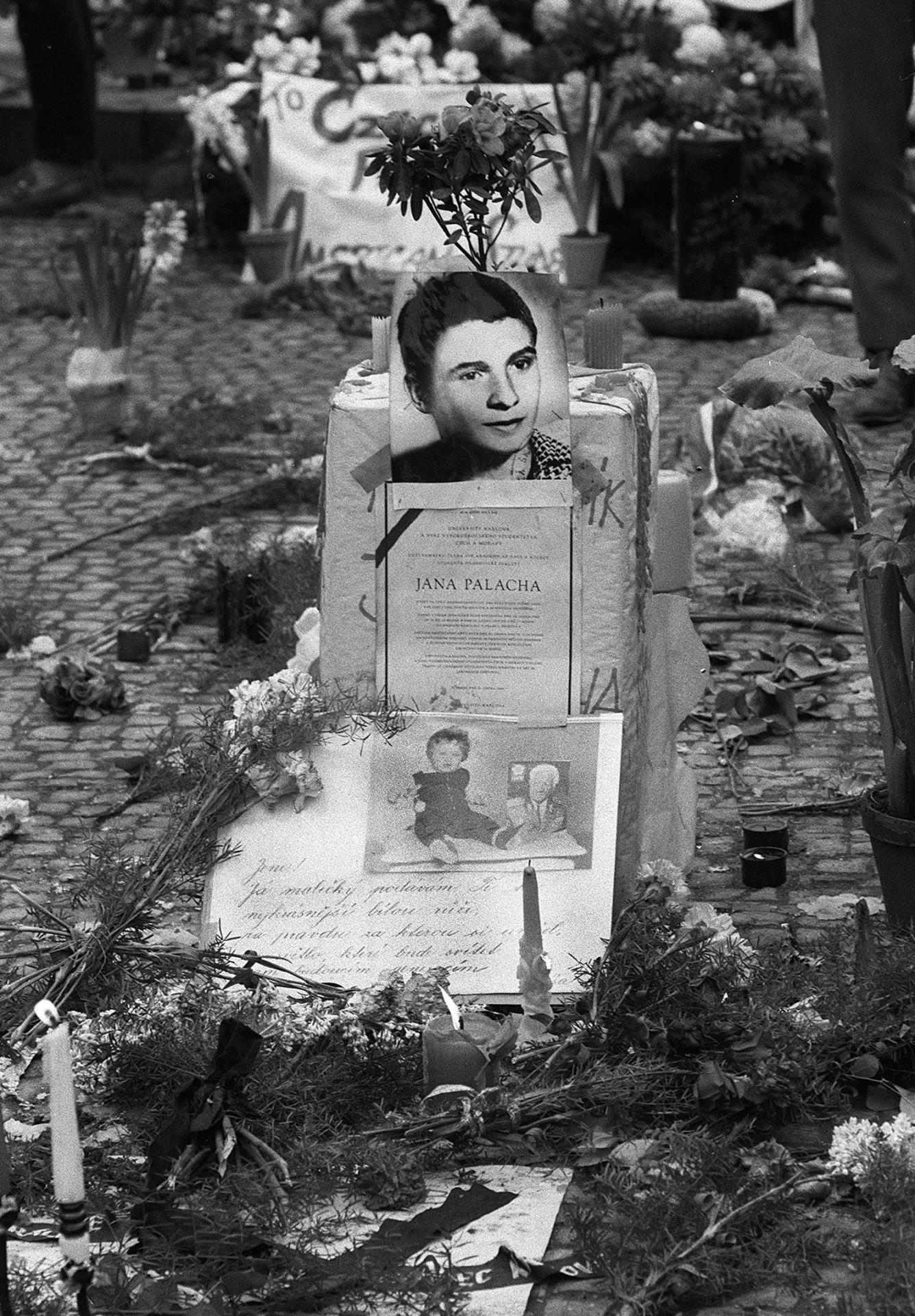 24. január 1969 Praha: Uctiť si pamiatku zosnulého študenta prichádzali krátko po oznámení jeho smrti tisíce ľudí. V dejinách Československa nemal dovtedy takýto čin obdobu. Po Palachovi sa pre podobnú akciu rozhodli ešte niekoľkí ďalší.