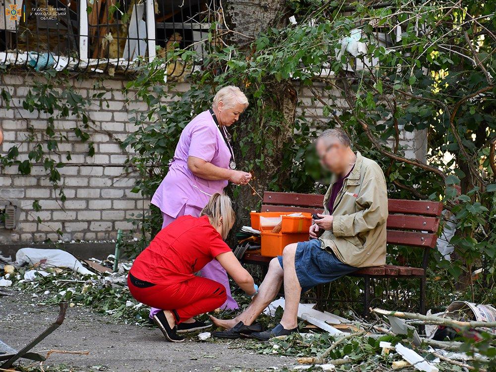 Záchranári ošetrujú zranených po ruskom útoku v Mykolajive