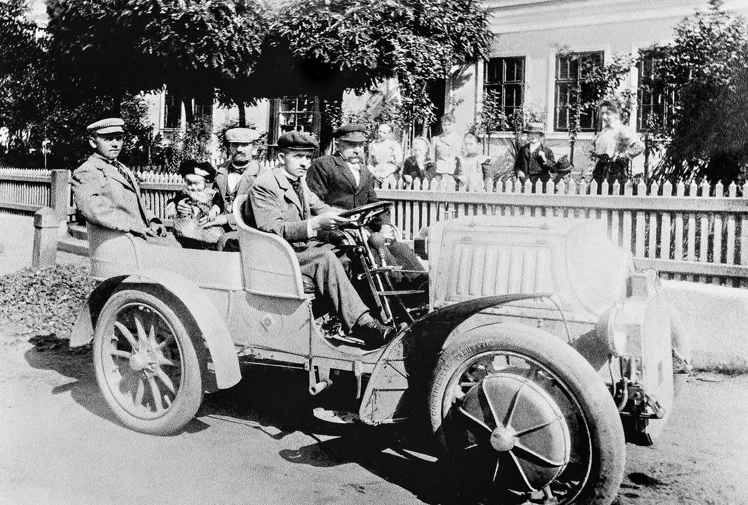 Ferdinand Porsche vezie otca a brata vo vozidle Lohner-Porsche Mixte, 1902.