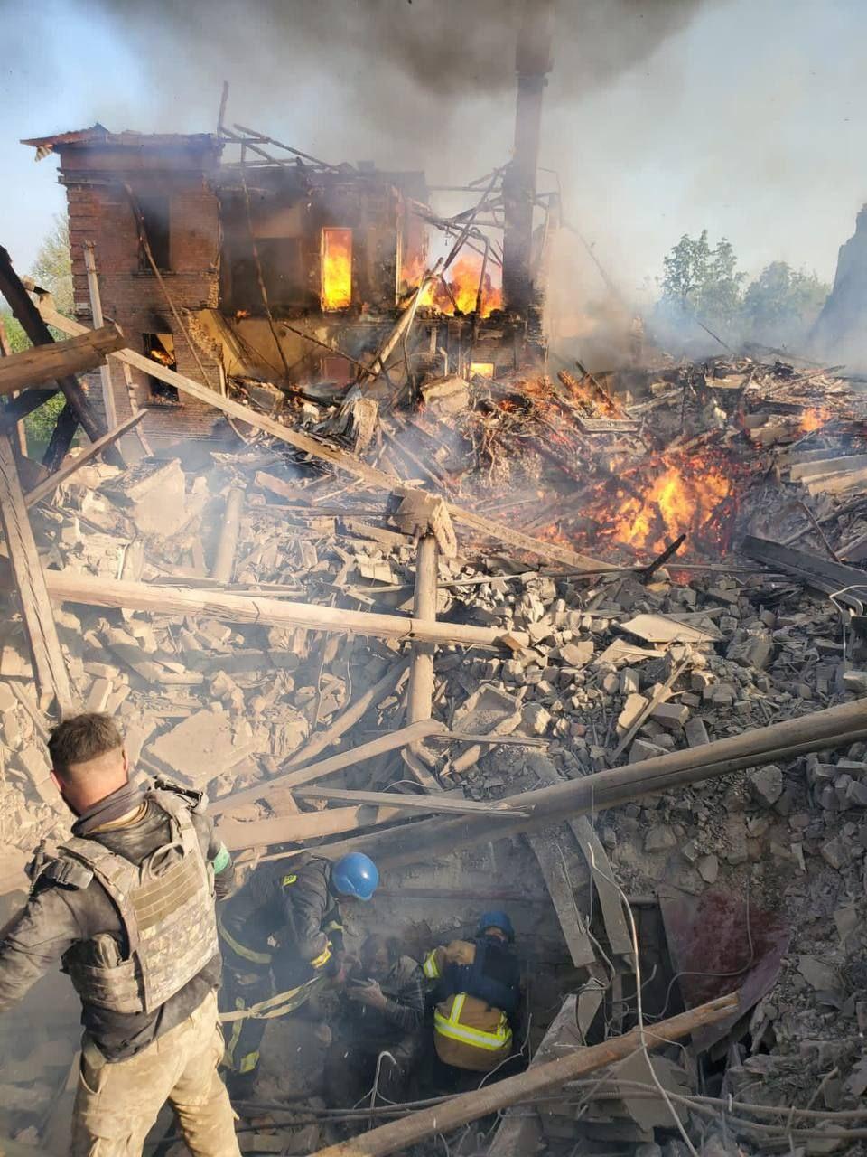 Bilohorivka, Luhanská oblasť. Bomba zhodená z lietadla na školu, v ktorej sa skrývali ľudia (2).