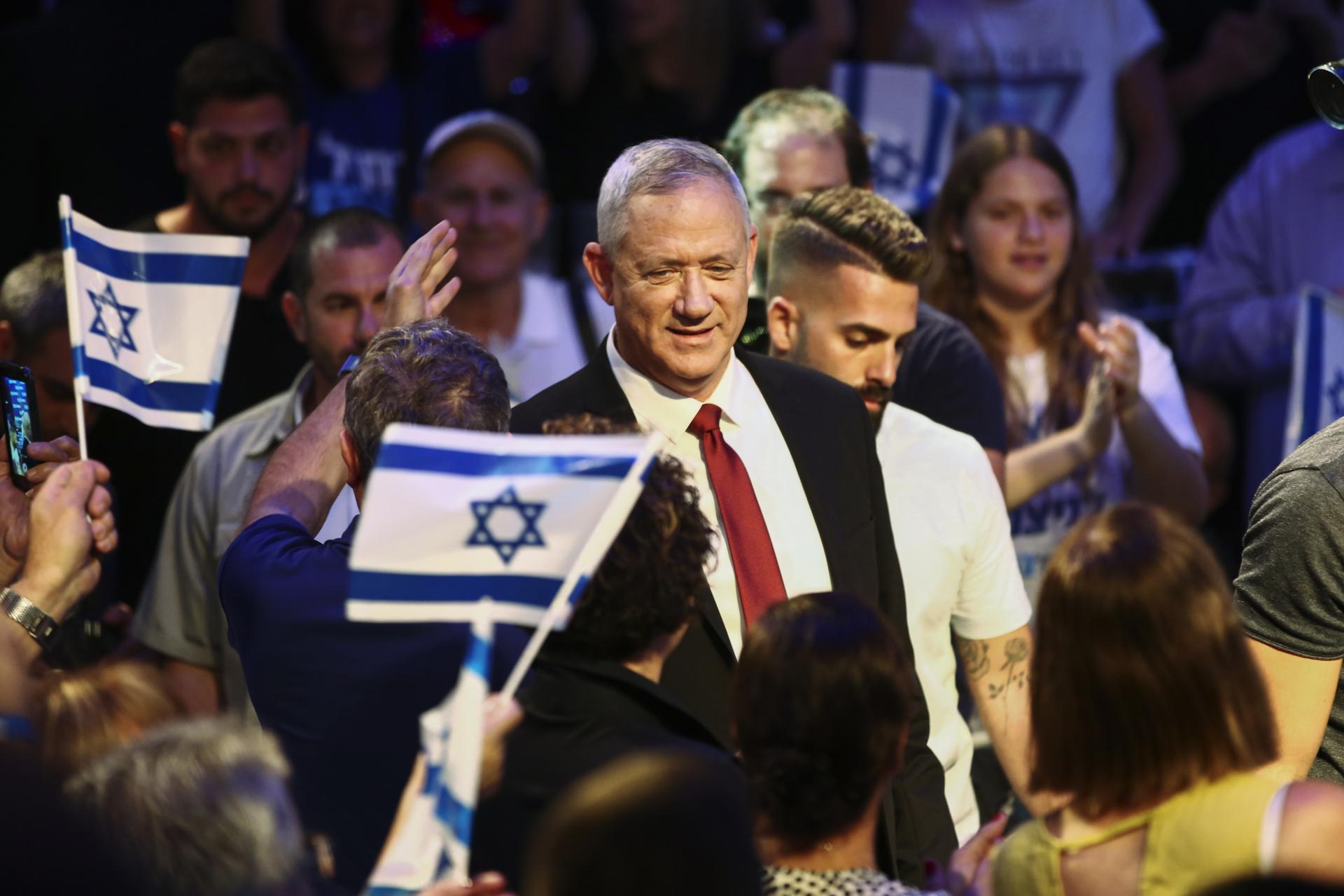 Líder centristického bloku Modrá a Biela, bývalý náčelník generálneho štábu Benny Ganc, je aj v týchto voľbách hlavným vyzývateľom premiéra Benjamina Netanjahua.