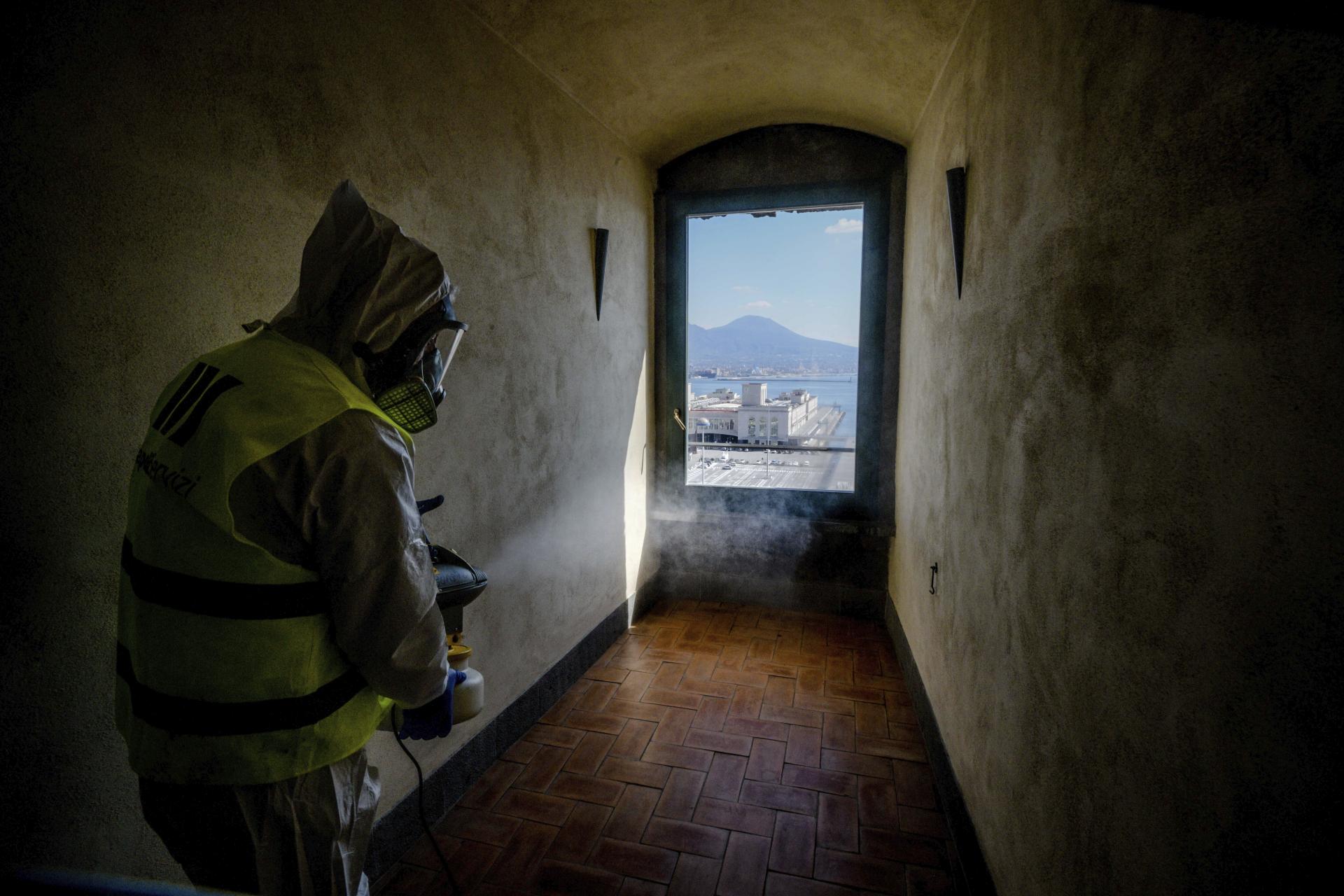 10. marec 2020 Naples, Taliansko: Zamestnanec dezinfikuje každý jeden kút múzea v stredovekom hrade Maschio Angioino.