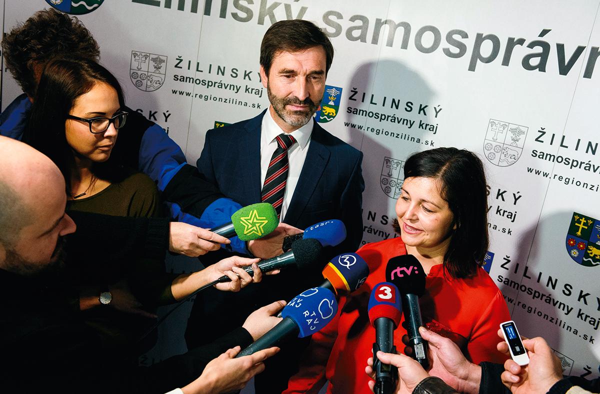 8. november 2017, Žilina: Erika Jurinová a končiaci župan Juraj Blanár počas brífingu po stretnutí na úrade Žilinského samosprávneho kraja.