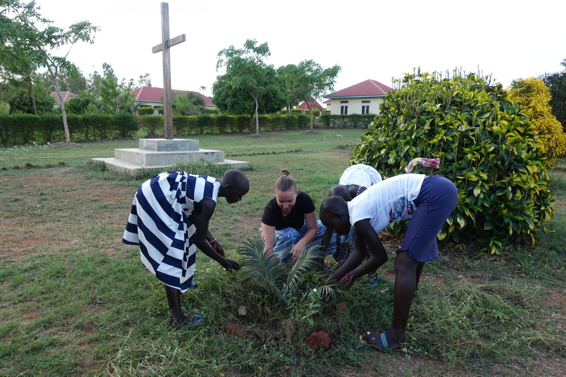 Deti sa o centrum starajú, vo voľnom čase pomáhajú s kosením trávnika alebo starostlivosťou o rastliny.