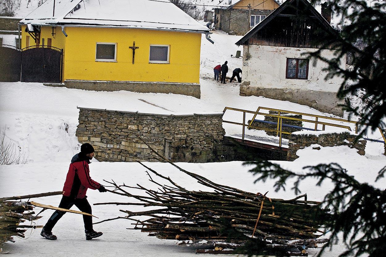 Lomnička pri Podolínci bola kedysi čisto nemecká dedina, dnes tu žijú iba Rómovia.