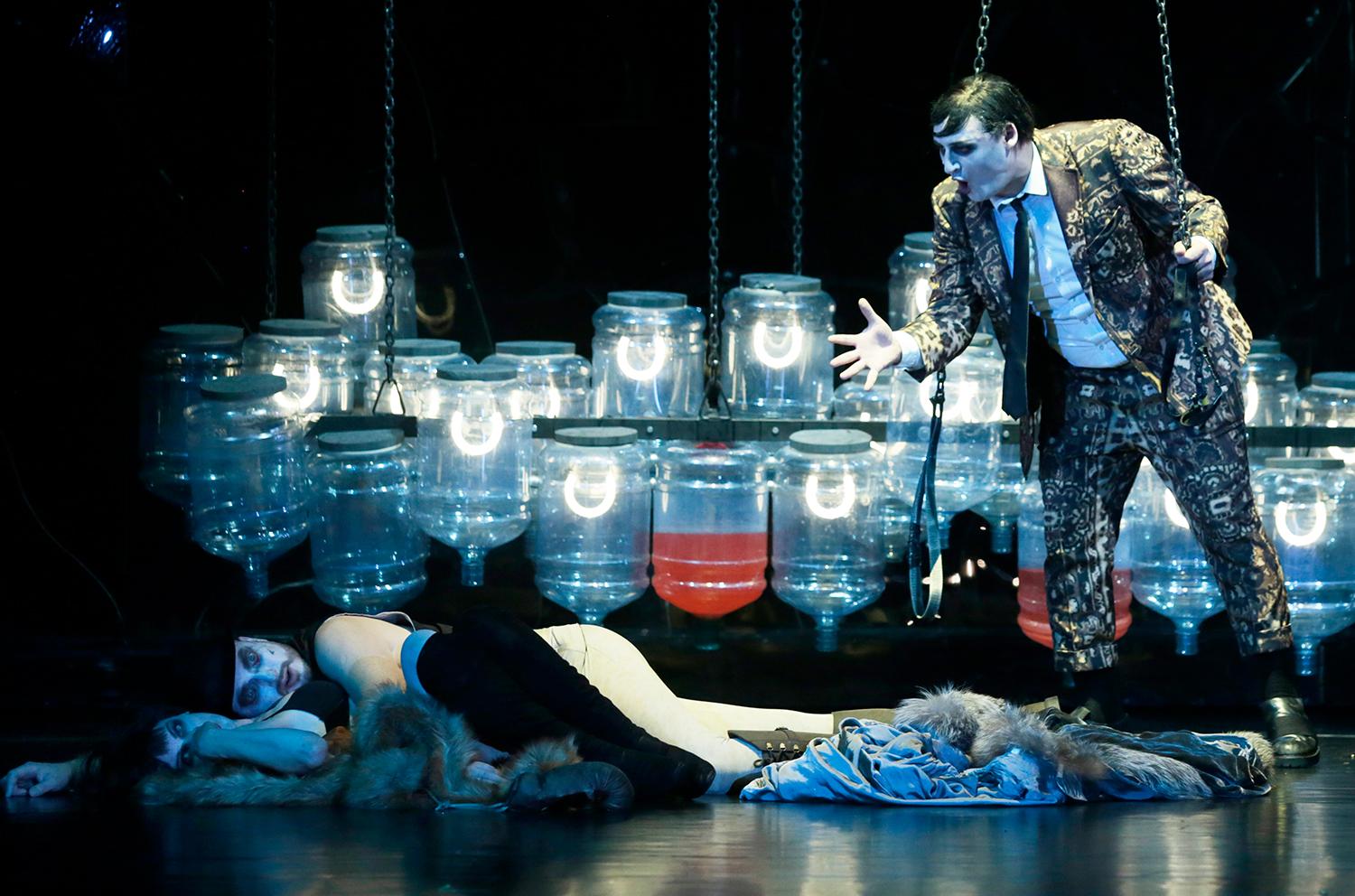 Adaptácia príbehu Ladislava Klímu Sternenhoch českej Opery Národního divadla dokazuje, že opera môže byť zábavná a tiež morbídna.