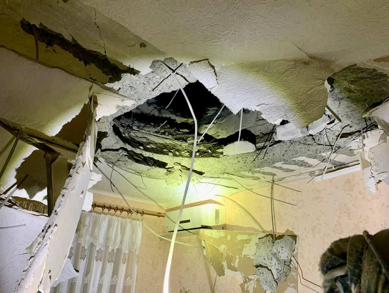 Nikopol, mesto v Dnepropetrovskej oblasti: zničené boli civilné objekty, autá a miestny trh (2).