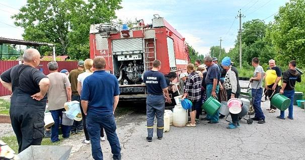 Lysyčansk, Luhanská oblasť. Záchranári pomáhajú domácim s dodávkami vody. 