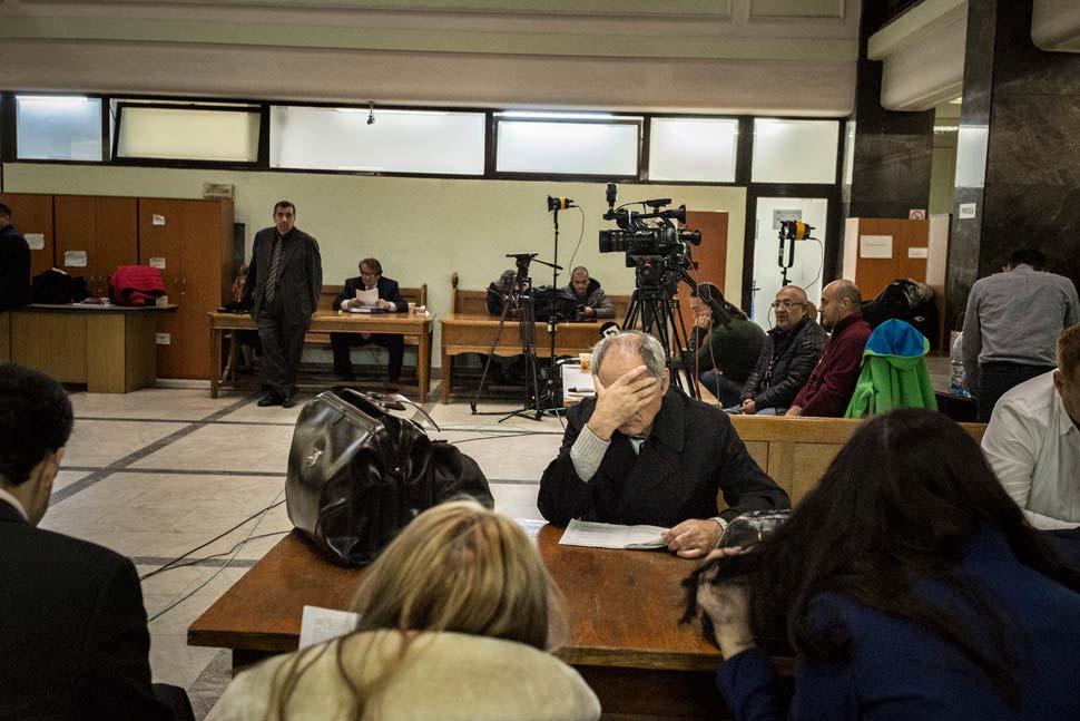 24. október 2016, Bukurešť: Halu budovy Najvyššieho súdu neprestajne okupujú novinári a čakajú na rozsudok nad prominentnými korupčníkmi.