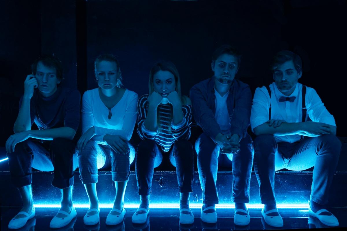 Atmosféru inscenácie dopĺňa prepracovaný svetelný dizajn.