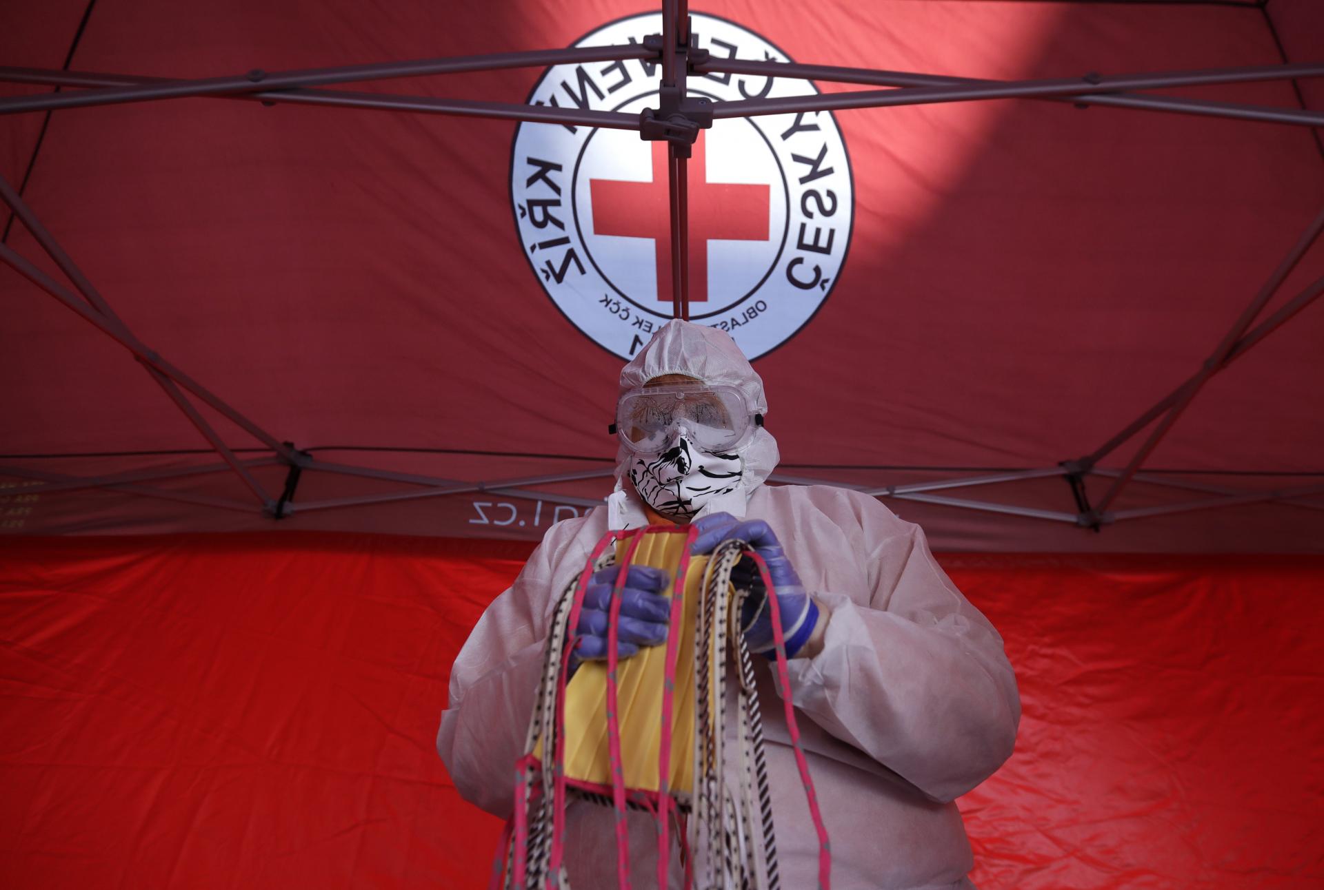 27. marec 2020 Praha, Česko: Dobrovoľník Červeného kríža rozdeľuje po domácky vyrobené rúška určené na sterilizáciu a distribúciu medzi ľudí v núdzi v českej metropole.