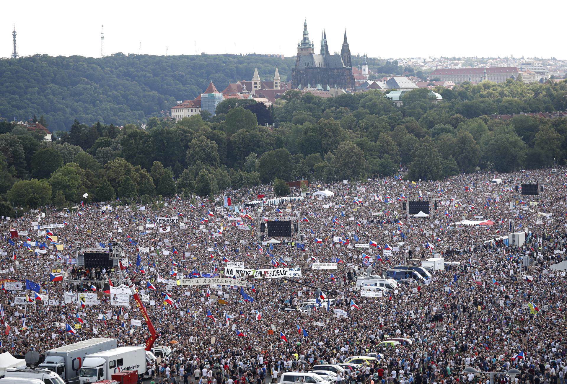23. jún 2019 Praha, Česká republika: Viac než 250-tisíc ľudí žiadalo na pražskej Letnej odstúpenie trestne stíhaného premiéra Andreja Babiša.