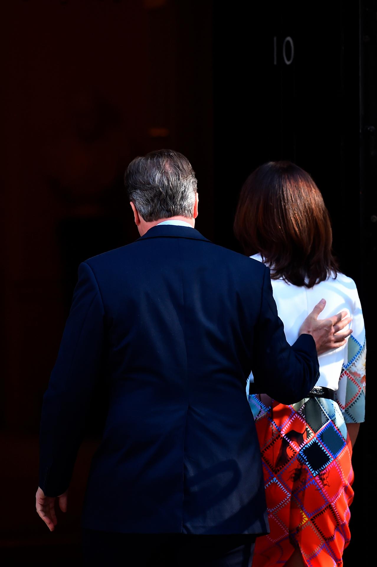 24. jún 2016 Londýn, Spojené kráľovstvo: Vtedajší premiér David Cameron a jeho manželka Samantha vchádzajú do budovy na Downing street 10. Cameron práve v reakcii na výsledok referenda oznámil, že podá demisiu.