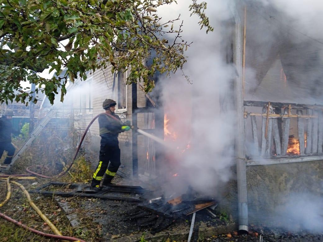 Dvorichna, Charkovská oblasť. Výsledok ostreľovania. Požiar súkromného domu.