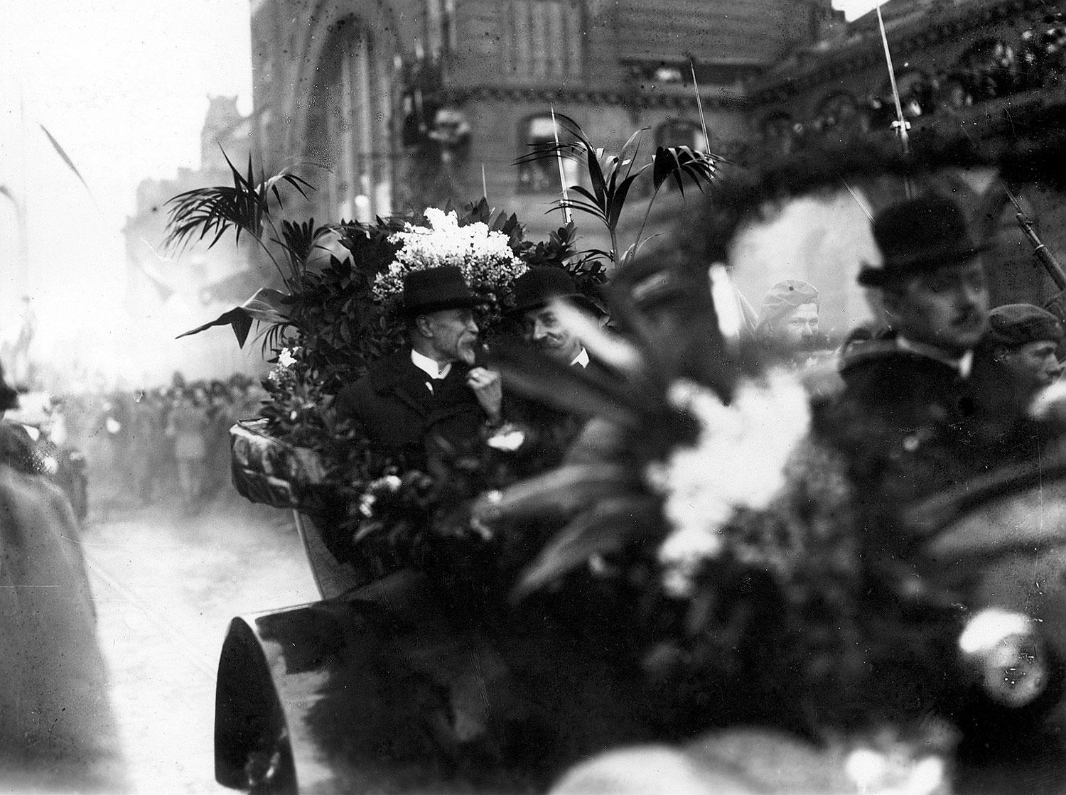 21. december 1918 Praha: Československý prezident Tomáš Garrigue Masaryk prechádza hlavným mestom novej republiky